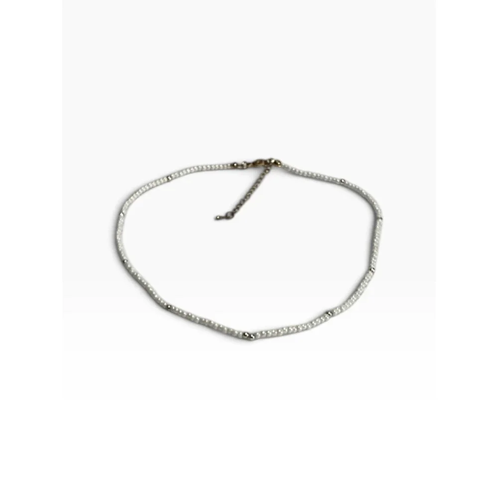 White/Silver Tone Beaded Necklace 18